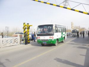 伊犁河大桥通行公交车(图)