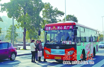 高铁站,公共汽车站真正停靠的地方却没有任何标示或者站台.南方日高清图片