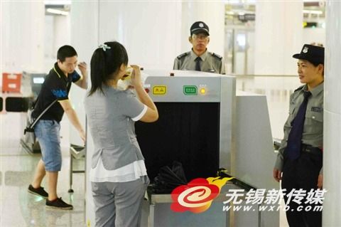 昨日是无锡地铁实施安检的第二天,检票口开辟了安全检查通道,乘客随身