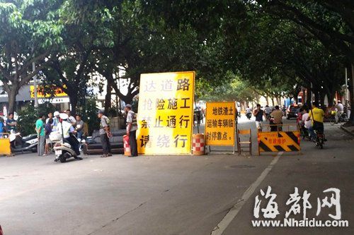 因路面沉降,达道路被封闭,进行抢修