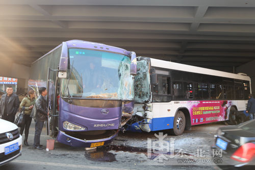 哈尔滨发生5车连续相撞交通事故 一辆72路公交车与大客车相撞.-哈尔高清图片