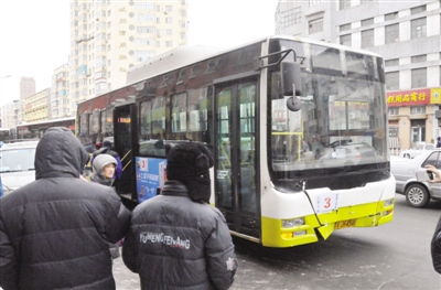 哈尔滨市3路公交车失控 冲上人行道撞店门 三轮