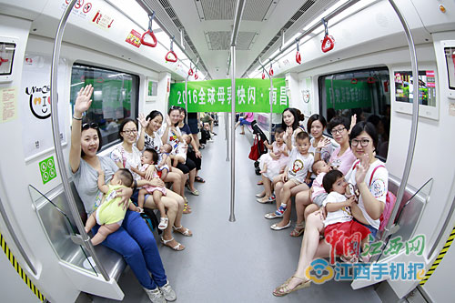 南昌8位辣妈地铁上哺乳玩快闪图
